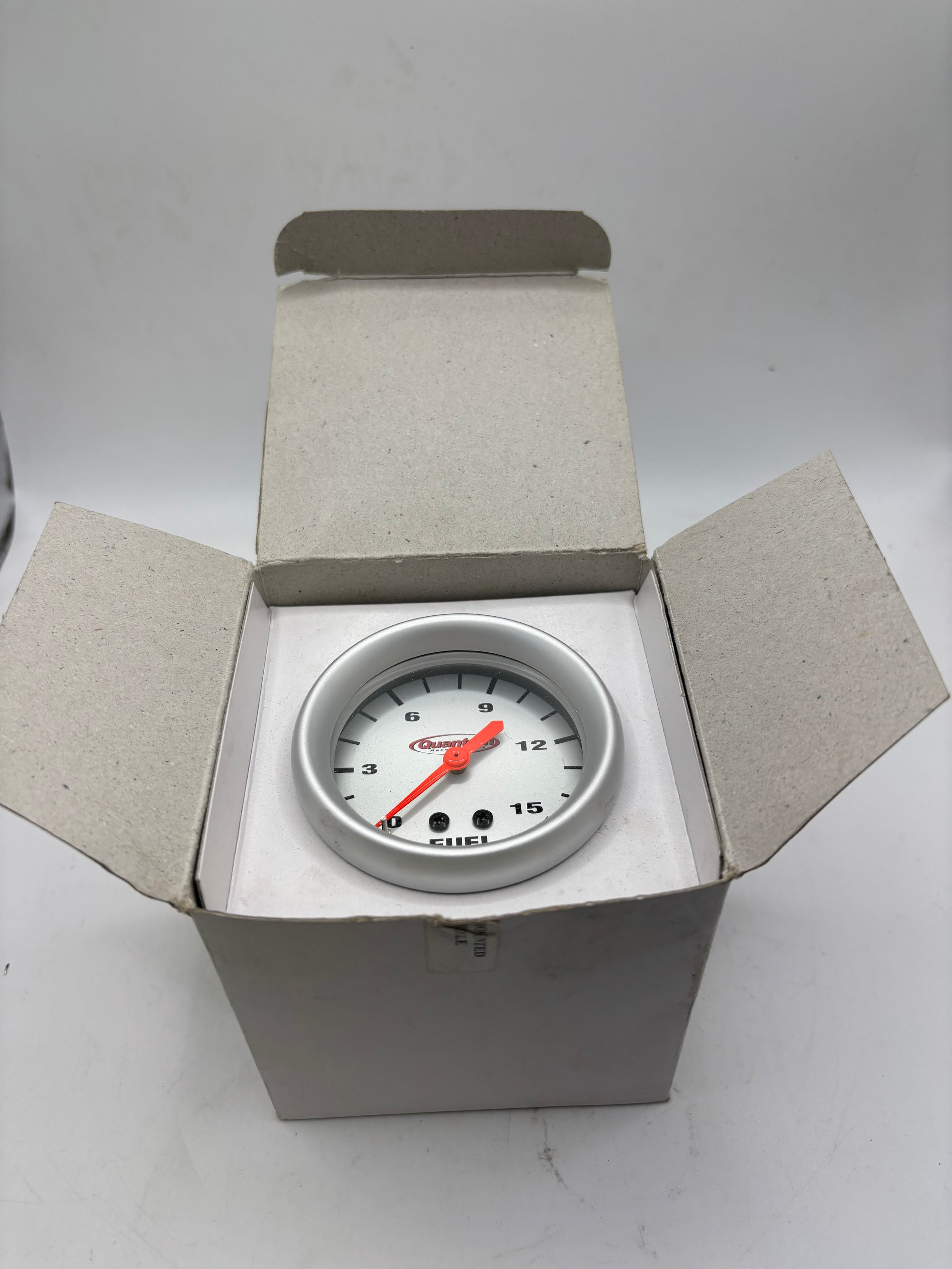 USED (NEW) QUANTUM FUEL PRESSURE GAUGE 0-15 PSI, MOUNT OUTSIDE OF DRIVER